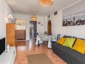 莫哈卡尔Apartment Marina de la Torre by Interhome的客厅配有沙发和桌子