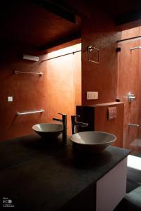 瓦亚纳德Uravu Bamboo Grove Resort的浴室内一个台面上的两个水槽