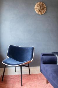 博雷Villa Huno的蓝色椅子坐在蓝色沙发旁