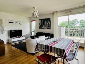 康博莱班Appartement Cambo-les-Bains, 2 pièces, 2 personnes - FR-1-495-87的客厅配有桌子和沙发