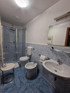 佛罗伦萨B&B Relais Il Campanile的浴室配有2个盥洗盆、卫生间和淋浴。