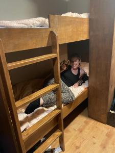 首尔弘大兹浦旅馆 的一位女性躺在双层床上