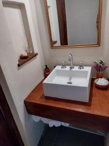 麦马拉Balconcito de Colores的浴室设有白色水槽和镜子