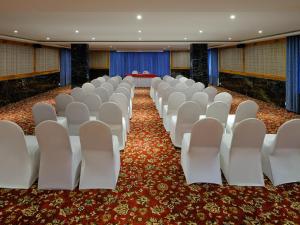 钦奈Essentia Premier Hotel Chennai OMR的房间里一排白色的椅子