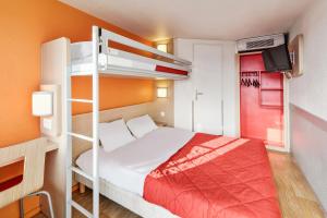 勒藏讷普瑞弥尔卡萨莱利维勒纳夫皮埃尔莫鲁瓦体育场酒店的一间卧室配有一张床和一张双层床。