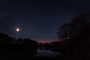 博雷Villa Huno的月亮星空和湖泊的夜空