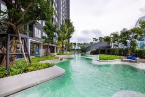 Ban Bang PhlatNEW-Luxury 1BR Apartment Riverview-Netflix-MRT Sleeping couch的建筑物中间的一条河流