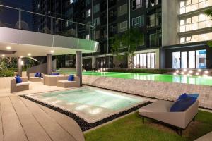 Ban Bang PhlatNEW-Luxury 1BR Apartment Riverview-Netflix-MRT Sleeping couch的一座建筑物内的游泳池