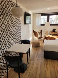 戈恰乌科维采·兹德鲁伊Villa Pinia的卧室配有一张床和一张桌子及椅子
