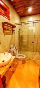 富国Viet Thanh Resort的带淋浴、卫生间和盥洗盆的浴室