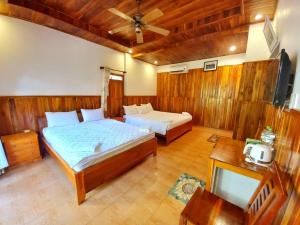 富国Viet Thanh Resort的一间卧室配有两张床和吊扇