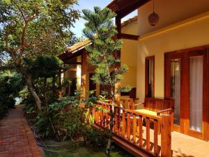 富国Viet Thanh Resort的一座带门廊和树的房子