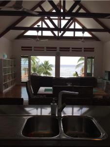 萨武萨武Island Breeze Fiji的一个带水槽的厨房,享有海滩美景