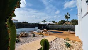 卡兰博希Lago Resort Menorca - Villas & Bungalows del Lago的一个带游泳池和房子的后院