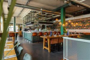 厄伊特丹EuroParcs Poort van Amsterdam的一间带桌椅的餐厅和一间酒吧