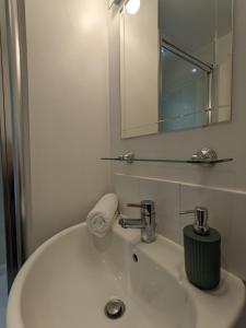 南安普敦Blue Keys Hotel Southampton的浴室设有白色水槽和镜子