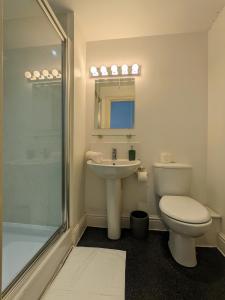 南安普敦Blue Keys Hotel Southampton的浴室配有卫生间、盥洗盆和淋浴。