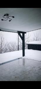 Villa a vamos的雪板坐在雪覆盖的长凳上