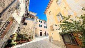 斯波莱托huge town house in Spoleto storico - car unnecessary - wifi - sleeps 10的一座拥有建筑物的老城区的小巷
