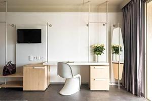 圣朱利安斯卡瓦列里艺术酒店的浴室设有白色的办公桌和白色的椅子。