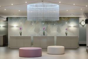 都灵NH都灵中心酒店的大堂设有吊灯和紫外线的立体声音响。