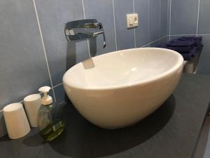 Liginiac夏布拉民宿的浴室内一个位于柜台上的白色碗水槽