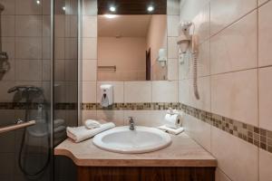 布达佩斯Elit Boutique Rooms- Best Location by BQA的一间带水槽和淋浴的浴室