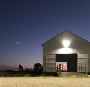 欧瓦Tijosa Eco-House Camp的夜晚与天空中的月亮相映衬的谷仓