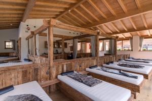 瓦莱迪卡谢斯Alpine Nature Hotel Stoll的一间房间,里面放着一堆床