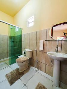 阿尔戈杜瓦尔Babylon Village的浴室配有卫生间、盥洗盆和淋浴。