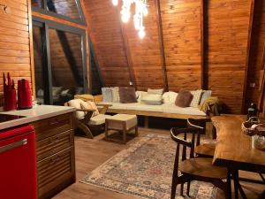 乌尔拉Panurla Wooden House havuz & sauna kırmızı的一间客厅,客厅配有沙发,位于木房