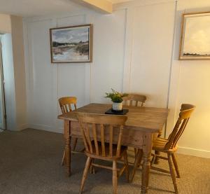 金斯林Grade II Listed 2 Bed Cottage with Free Parking的一间带木桌和椅子的用餐室