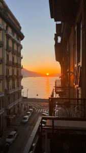 那不勒斯B&B Orsini 46的从大楼的阳台上可欣赏到日落美景