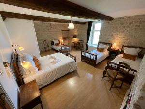 Saint-Côme-du-MontLa Ferme Delaunay的一间卧室设有一张床和一间客厅。