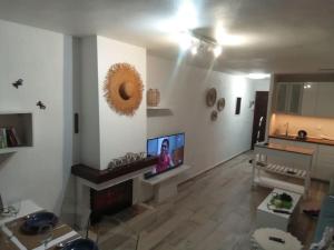 卡布罗伊格Kalle Blanca - Cabo Roig的客厅设有壁挂式平面电视。