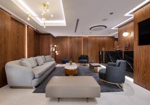 伊斯坦布尔Gleam Collection Hotel的客厅配有沙发和两把椅子