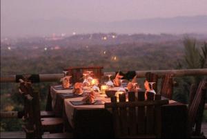 班图尔拉贾克拉纳度假酒店和Spa中心的一张桌子,上面放着蜡烛,享有美景