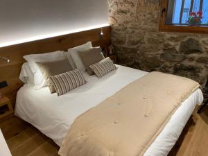 莱塞斯卡尔德-恩戈尔达Era del Rafel的石墙客房内的一张大白色床
