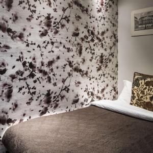 阿姆斯特丹皇帝运河套房471号公寓的卧室配有花卉图案的墙壁