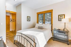 基斯通Ski Tip Ranch Retreat的一间卧室设有一张床和一个窗口
