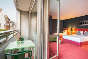 斯特拉斯堡Hotel Kaijoo by HappyCulture的酒店客房设有一张床和一个阳台。