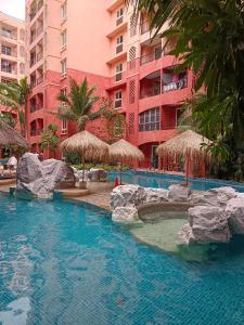 乔木提恩海滩Seven Seas Condo Resort Beautiful Location的一座大建筑前的游泳池