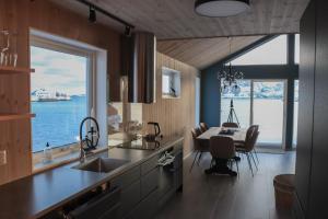莱克内斯Visit Mortsund, Lofoten的海景厨房和用餐室