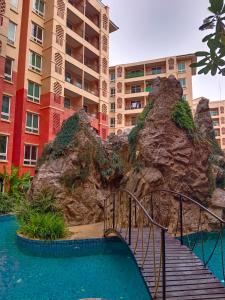 乔木提恩海滩Seven Seas Condo Resort Beautiful Location的通往带岩层的度假胜地的楼梯