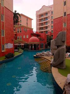 乔木提恩海滩Seven Seas Condo Resort Beautiful Location的一座位于城市中心,拥有建筑物的游泳池