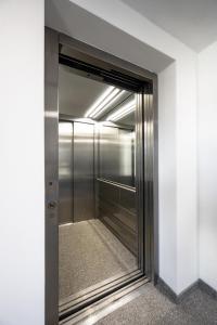 朗道因德普法尔茨Boardinghouse-Landau的大楼内带镜子的电梯门