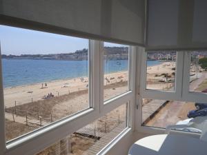 坎加斯德穆拉索普拉亚酒店的带窗户的客房享有海滩美景。
