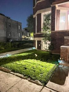 芝加哥Simplified Living Space的砖屋前的草地庭院