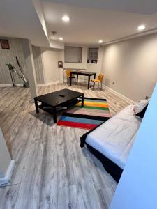 芝加哥Simplified Living Space的客厅配有乒乓球桌和沙发