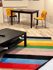 芝加哥Simplified Living Space的配有桌椅和彩色地毯的房间